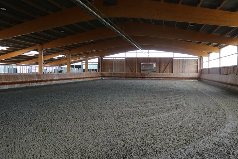 Innenansicht dern unbeleuchteten Reithalle