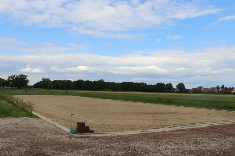 Ansicht des Dressurplatzes bei Tageslicht